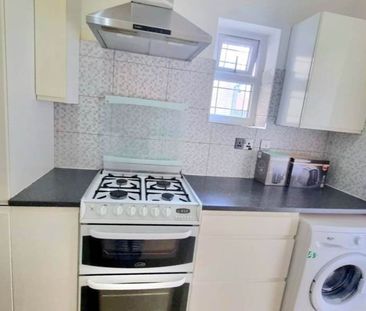 Studio Flat, Collinwood Gardens, IG5 - Photo 3