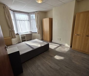 3 Bed Semi-Detached House, Claremont Gardens, IG3 - Photo 4