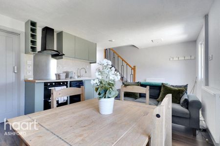 1 bedroom in a house share to rent - Photo 2