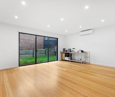 2/12 Greendale Rd, Doncaster East VIC 3109 - Townhouse For Rent | D... - Photo 2