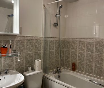 3 Bed Flat, Broadway Wimbledon, SW19 - Photo 4