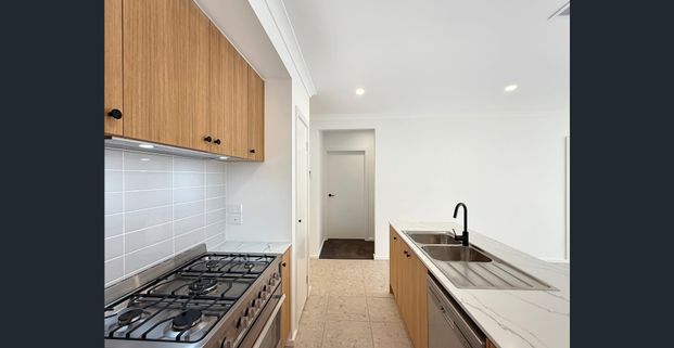 🏡 Brand New 4-Bedroom House in Thornhill Park - Photo 1