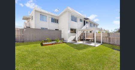 As-new Terrace Home with an Expansive Yard! - Photo 4