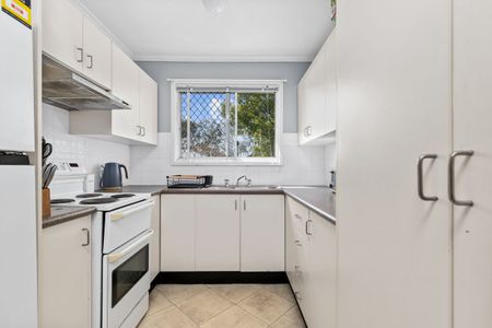 Tidy 3 bedroom home - Photo 5