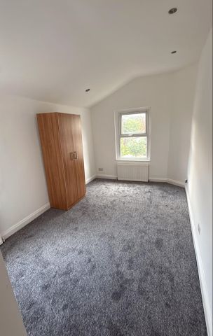 3 Bed Flat, Butchers Road, E16 - Photo 2