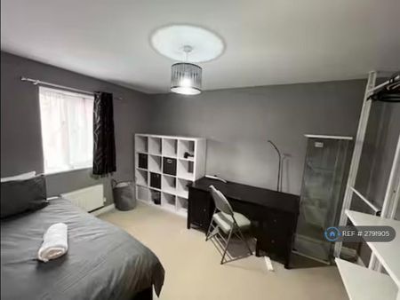 4 bedroom semi-detached house to rent - Photo 5