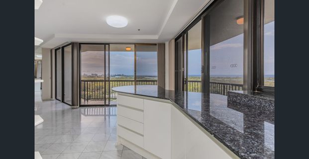 Immaculate apartment adjoining the Coolangatta Tweed Golf Course with 180° Ocean Views from Coolangatta to Fingal. - Photo 1