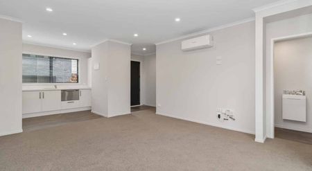 Near new townhouse, spacious, great location! - Photo 2