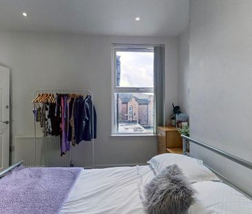 4 bedroom flat to rent - Photo 2