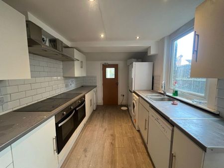 1 bedroom in a house share to rent - Photo 3
