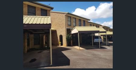 Spacious Unit in East Toowoomba! - Photo 2