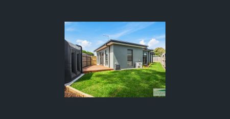 Modern & Stylish Home in Quiet Court Location - Photo 5