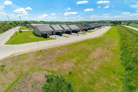 Rækkehus i nyere kvarter med legeplads og grønneområder, med plads til fælleskab - Photo 2