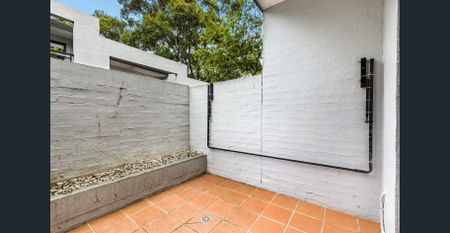 Spacious townhouse in convenient location - Photo 5