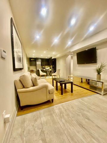 Lawrence Avenue West - Photo 4