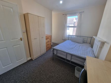 4 Bed Student Accommodation - Photo 4