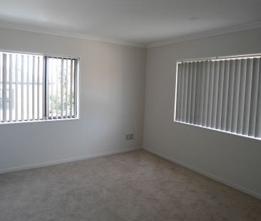 MODERN, SUNNY & SPACIOUS 3 BEDROOMS HOUSE - Photo 3