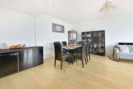 An immaculate 3 bedroom apartment with river views. - Photo 3