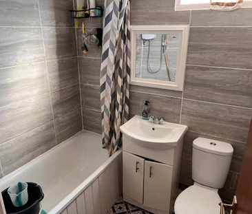 1 bedroom block of apartments to rent - Photo 5