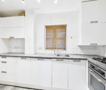 Jonquil Gardens, Hampton, TW12 - Photo 3