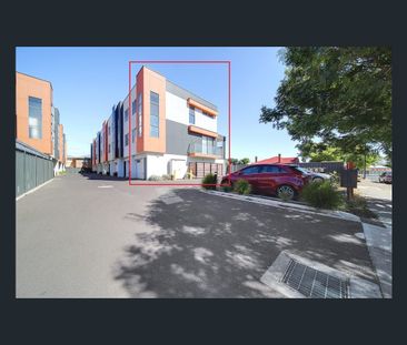 Well appointed tri level 3 bed/2 bath townhouse with 5.5Kw solar - Photo 1