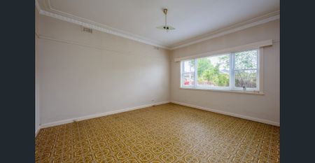 Spacious Family Home in a Prime Pascoe Vale Location - Photo 3
