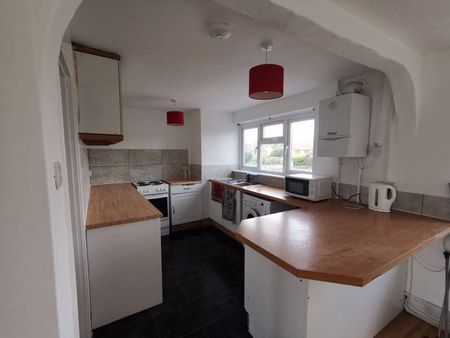 1 bedroom in a house share to rent - Photo 2