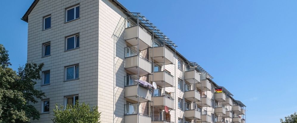 Sonniger Balkon mit Blick auf gepflegte Außenanlagen - Foto 1