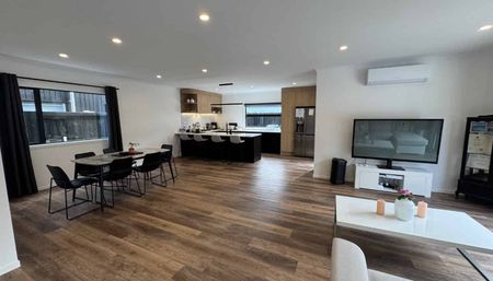 Stunning Three Bedroom in Sought After Queenwood - Photo 4