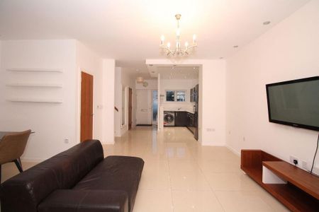 4 bedroom terraced house to rent - Photo 2