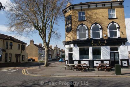 ENORMOUS ROOMS - Room 8, Park Street, Southend On Sea - Photo 2