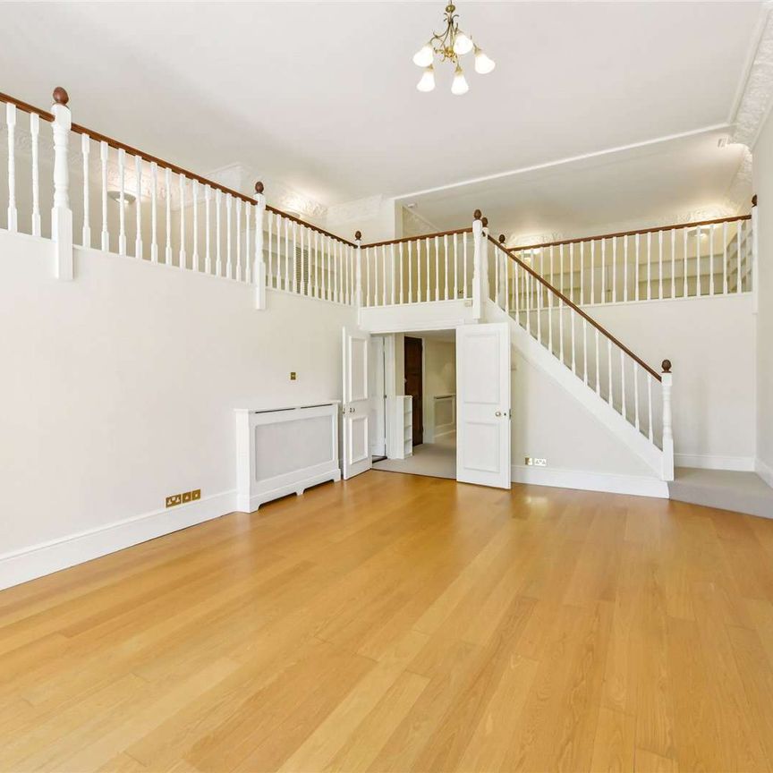 Newly redecorated generously proportioned three bedroom apartment with two balconies. - Photo 1