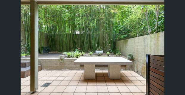 Stylish one-bedroom with private courtyard - Photo 1