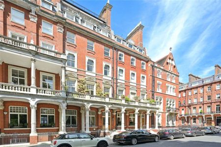 Third floor period conversion with a triple aspect reception overlooking a pretty Cadogan Square, further benefitting from a lift and close proximity to Knightsbridge and Sloane Square - Photo 3