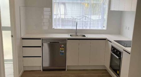 Weymouth - 3 Bedroom Home With Spacious Section - Photo 2