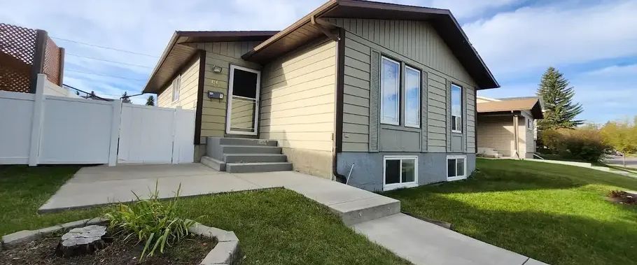 3 Bedroom and 2 bathroom on main floor. For Rent By Owner – December 1st. | Bedford Dr NE, Calgary - Photo 1