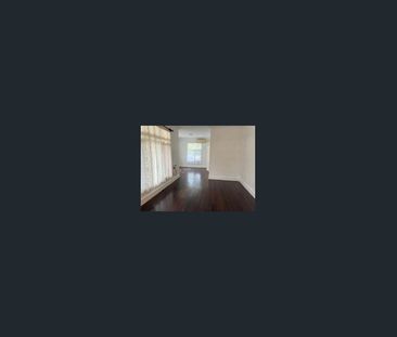Large Family Home with Exclusive Driveway - Photo 2