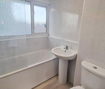 3 bedroom end of terrace house to rent - Photo 4