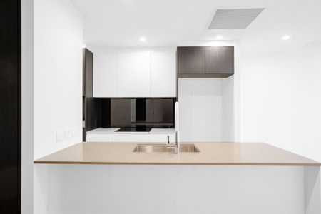 Contemporary Apartment with Exceptional City Convenience - Photo 5