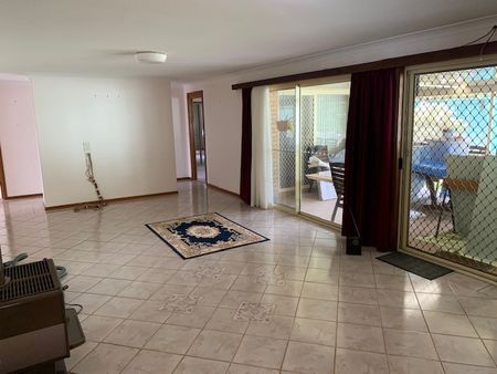 4 BEDROOM FAMILY HOME - Photo 3