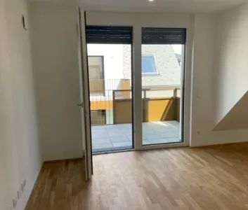 1 Monat mietfrei! Helle 2-Zimmer-Dachgeschosswohnung mit Balkon & voll ausgestatteter Küche im 22. Bezirk, Nähe zum Donau Zentrum und zur Alten Donau. Verfügbar ab 25.10.2026. - Foto 2