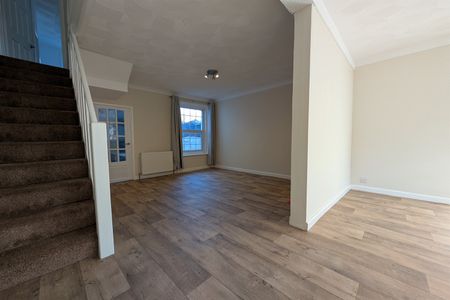 Dyer Road, SO15 - Photo 2