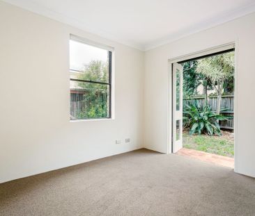 Beautifully Renovated Three Bedroom Townhouse - Photo 3
