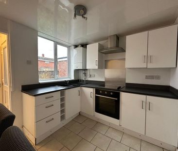 3 bedroom end of terrace house to rent - Photo 3