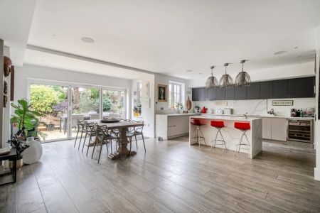 5 bedroom detached house to rent - Photo 2