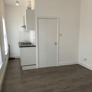 Self contained studio flat close to ilford station- £1200 pcm - Photo 2