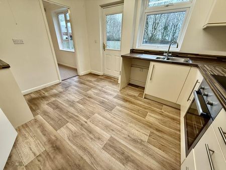 3 bedroom semi-detached house to rent - Photo 2