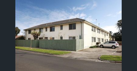 Renovated Two Bedroom Apartment - Photo 4