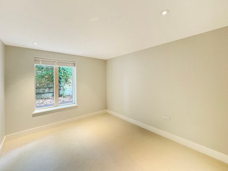 Tucked discreetly away from one of Cambridge’s most distinguished roads lies an exclusive collection of just six newly built residences, each crafted with meticulous attention to detail. - Photo 3