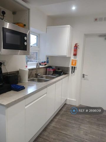 1 bedroom in a house share to rent - Photo 5